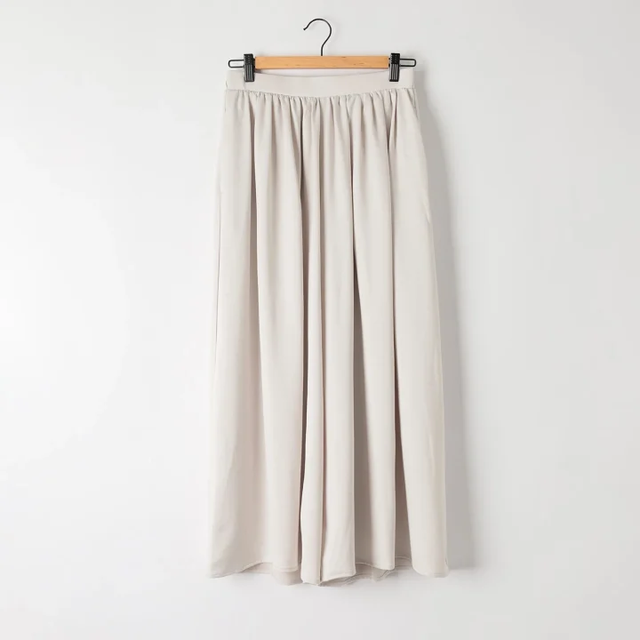 ギャザーサテンスカンツ（ウスクロ）