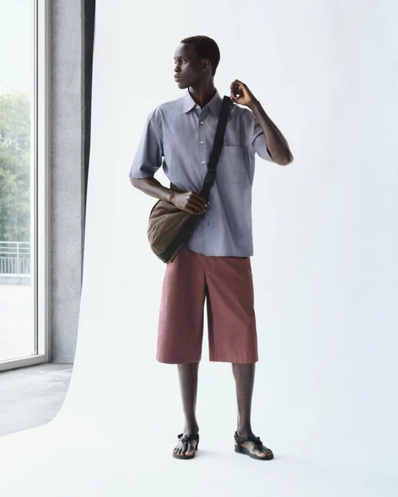 ライトブルーシャツとショートパンツの男性