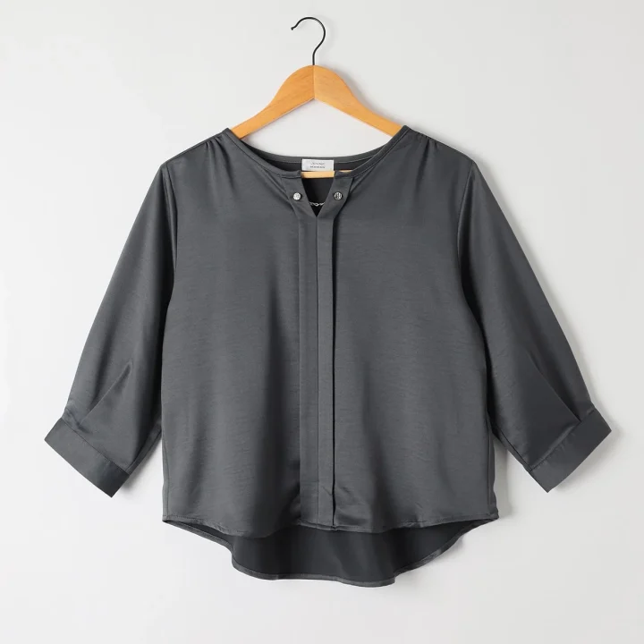 キーネックサテンブラウス（チャコール）