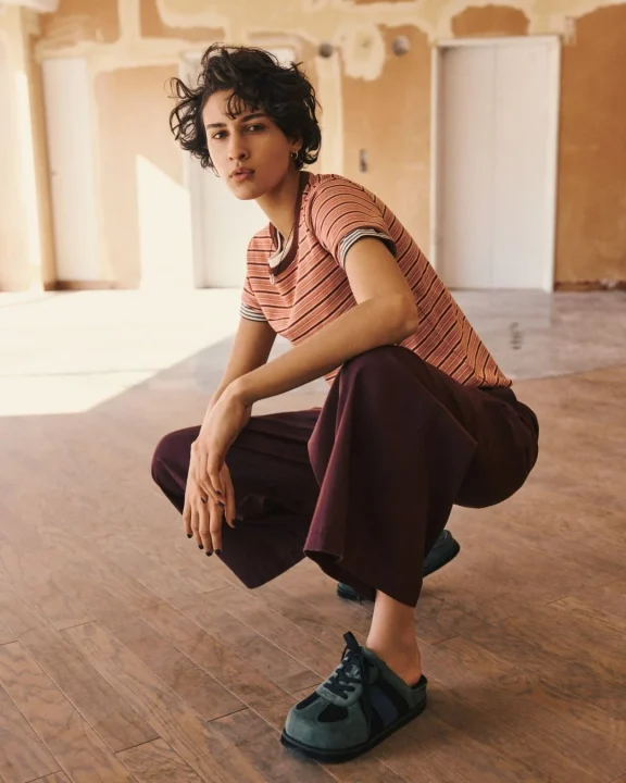 ボーダーTシャツとワイドパンツの女性