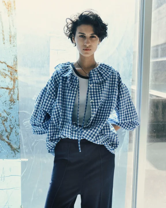 ギンガムチェックシャツを着た女性