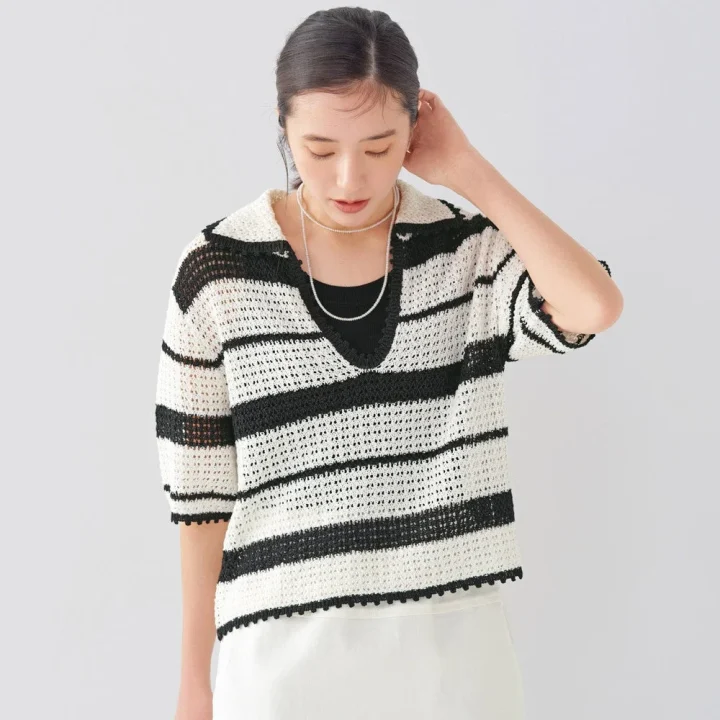ボーダーメッシュニットを着用した女性モデル