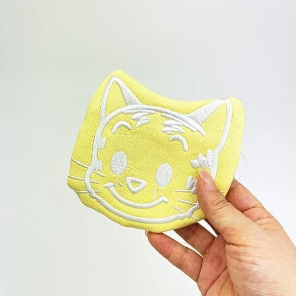 手に持ったキャットのフェイスポーチ