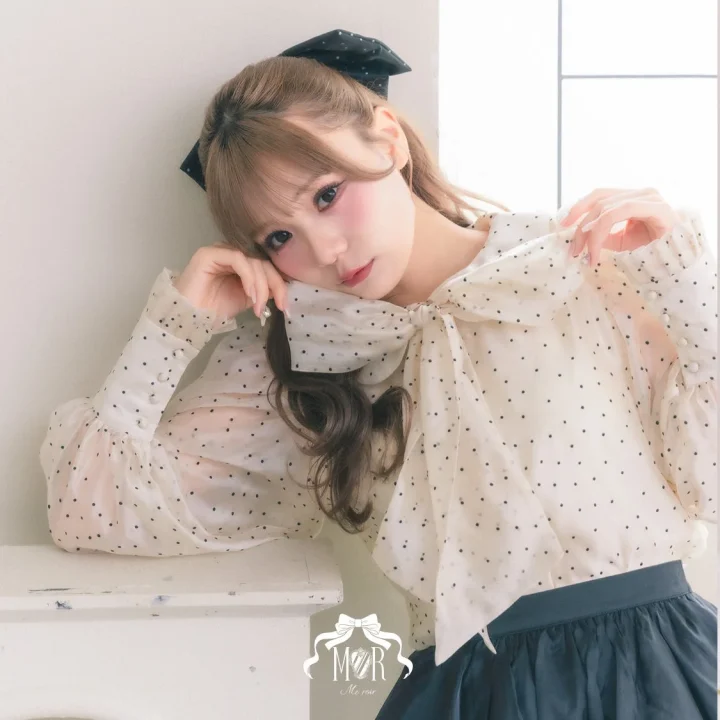 Me roirの女性モデル、ドット柄ブラウス