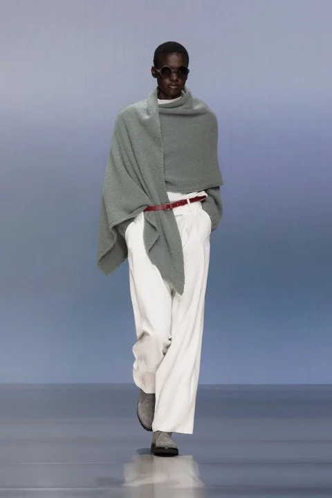 セージグリーンのポンチョとワイドパンツ