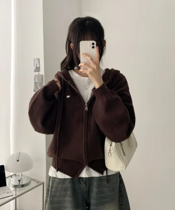 ニットパーカーとデニムパンツのリラックススタイル