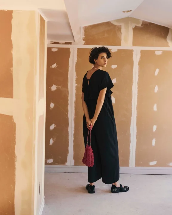 黒いジャンプスーツを着た女性