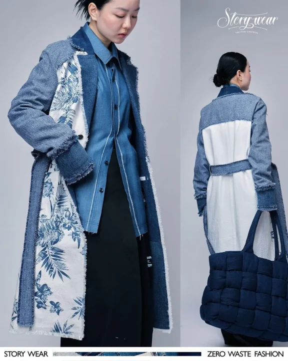 デニムと柄物生地を組み合わせたパッチワークのロングコートを着用したモデルの画像です。エコフレンドリーなファッションを提案しており、デニムシャツとキルティングバッグも合わせています。
