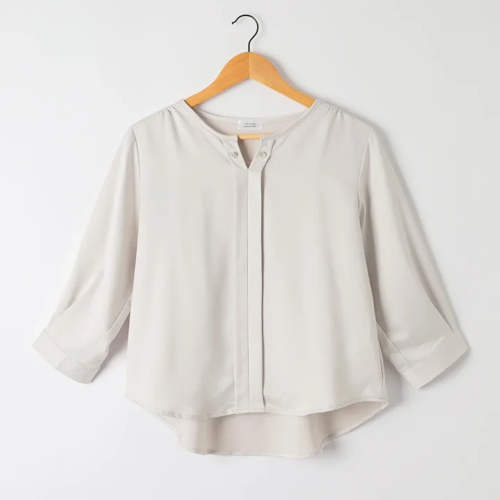 キーネックサテンブラウス（ウスクロ）