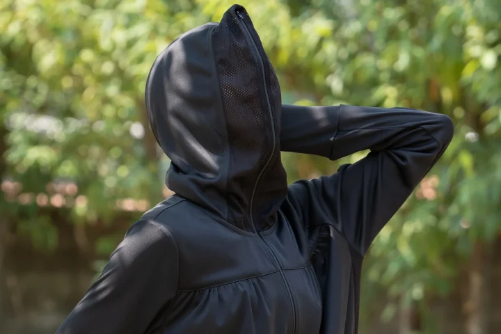 顔まで覆うUVパーカー