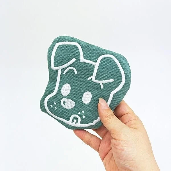 手に持ったドッグのフェイスポーチ