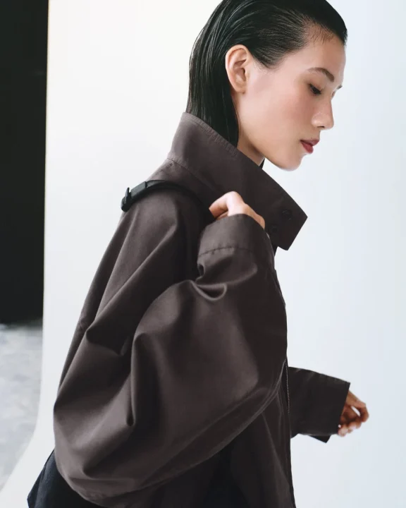 ブラウンジャケットを着用した女性