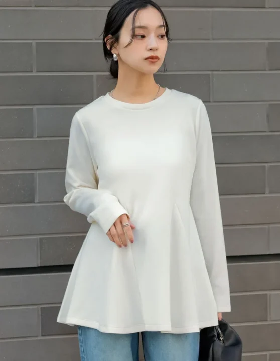 白いペプラムトップスとデニム