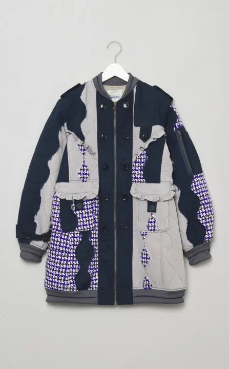 ネイビーとライトグレーを基調に、紫の千鳥格子柄などを組み合わせた個性的なパッチワークジャケット