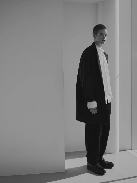 モノクロの男性、ルーズフィットのアウター