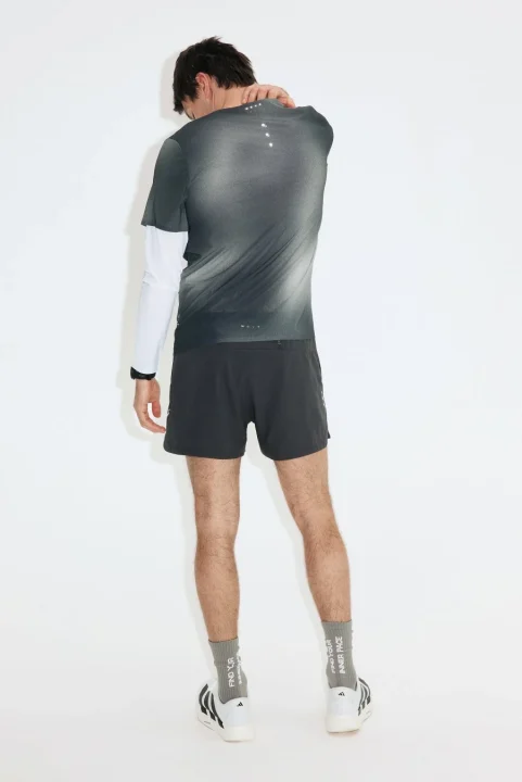 男性モデルの背面