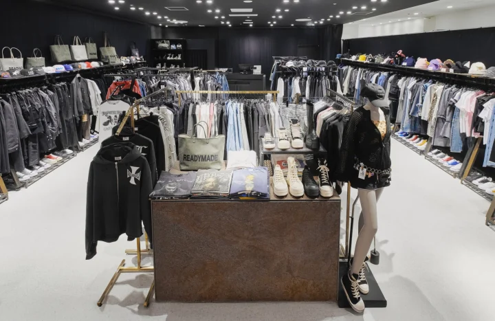 AYIN店舗内の商品ディスプレイ