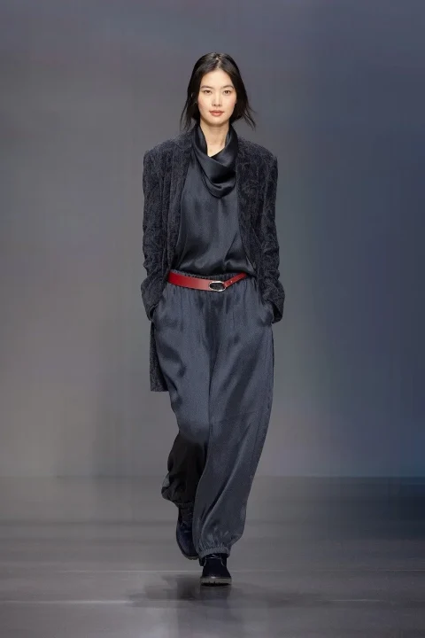 ドレープトップスと赤いベルト