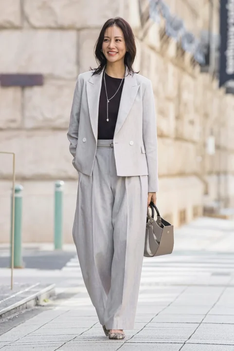 ライトグレーのスーツセットアップ