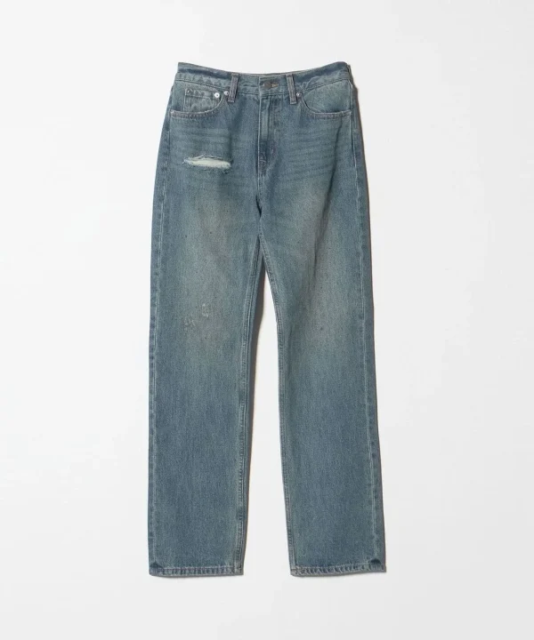 ダメージ加工が施されたライトブルーのストレートジーンズ