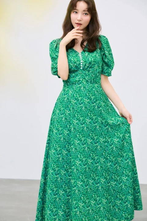 緑色の小花柄ロングワンピース、全身