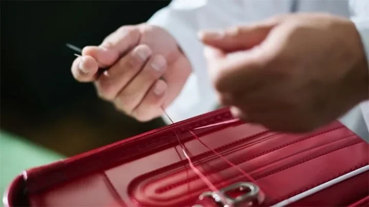 ランドセルを縫い合わせる職人の手作業