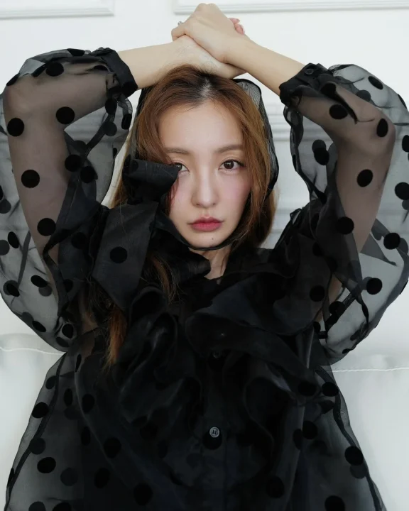 ドット柄ブラウスの女性