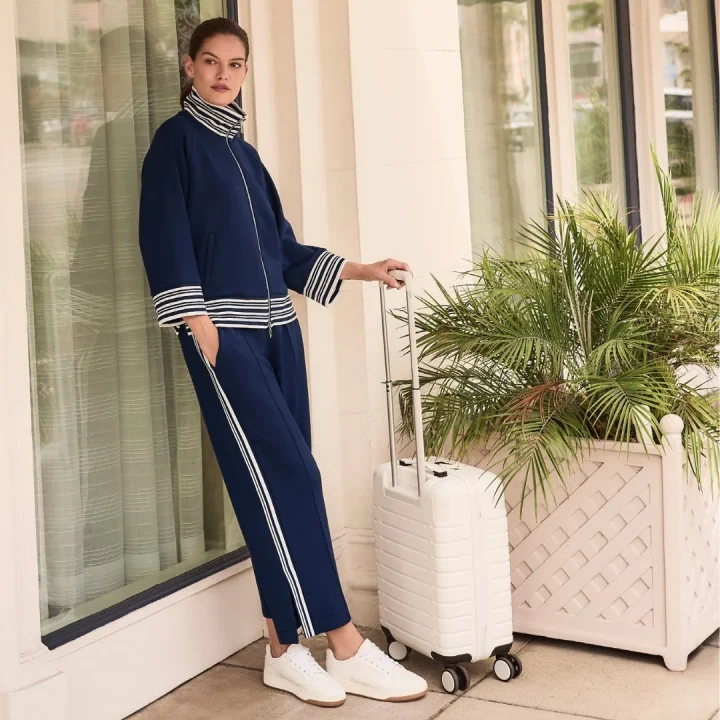 トラックスーツとスーツケースの女性