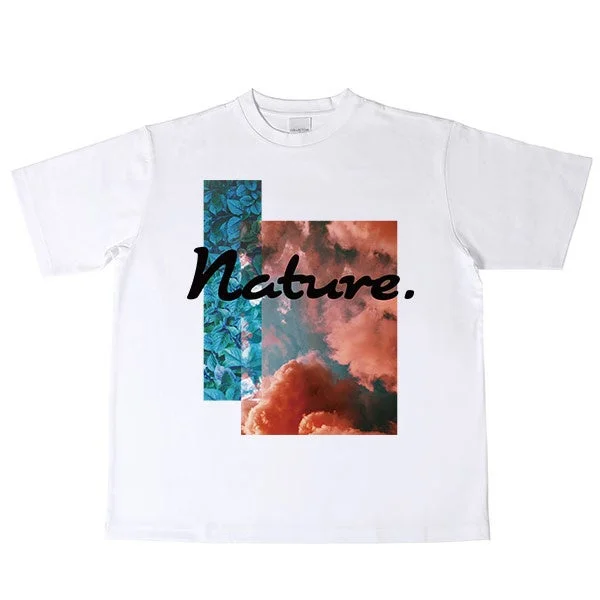 白いTシャツに「Nature.」の文字と、緑の葉、赤みを帯びた雲のようなグラフィックがデザインされています。