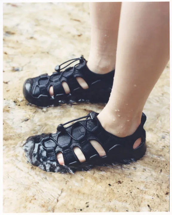 水陸両用サンダルを履いた足が水中に立つ様子