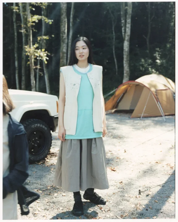 キャンプ場で立つアジア人女性