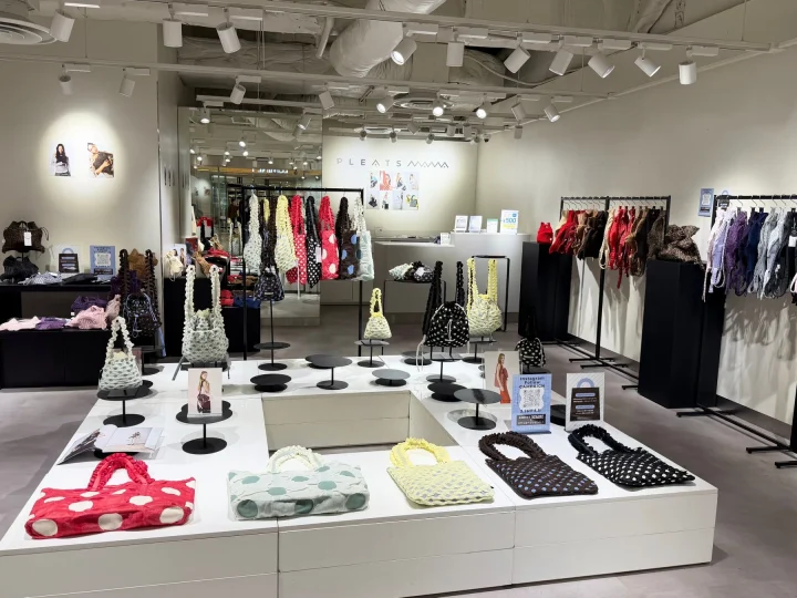 PLEATSMAMA店内ディスプレイ
