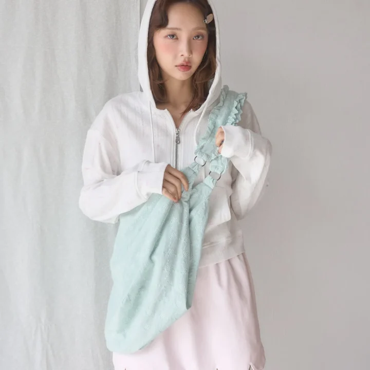 MUGUETの女性モデル、パーカーとスカート