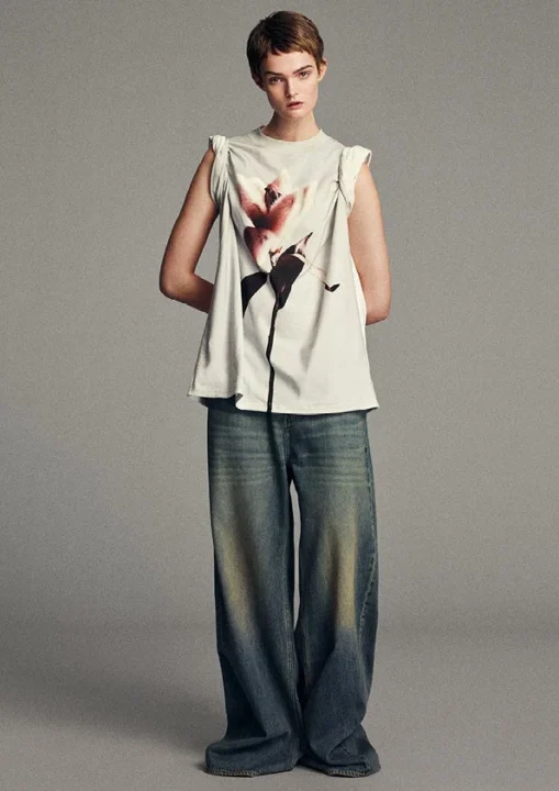 花柄のノースリーブトップスとワイドデニムパンツ