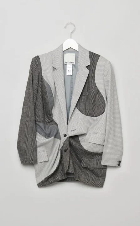 グレーを基調としたパッチワークデザインのジャケット