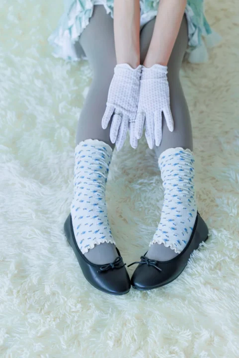 グレーのタイツにフリル付きの白い靴下、黒いバレエシューズ