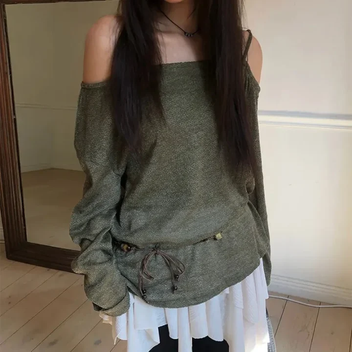 緑色のオフショルダートップスと白いレイヤードスカート