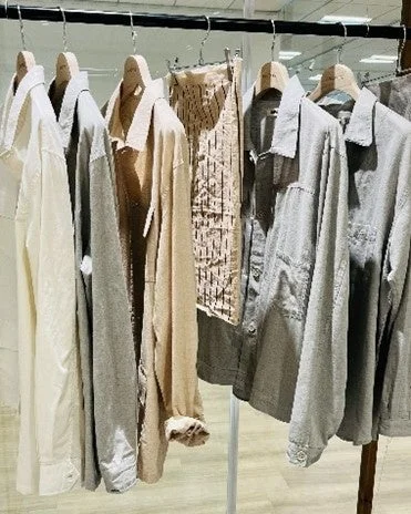 ナチュラルカラーのシャツやトップス