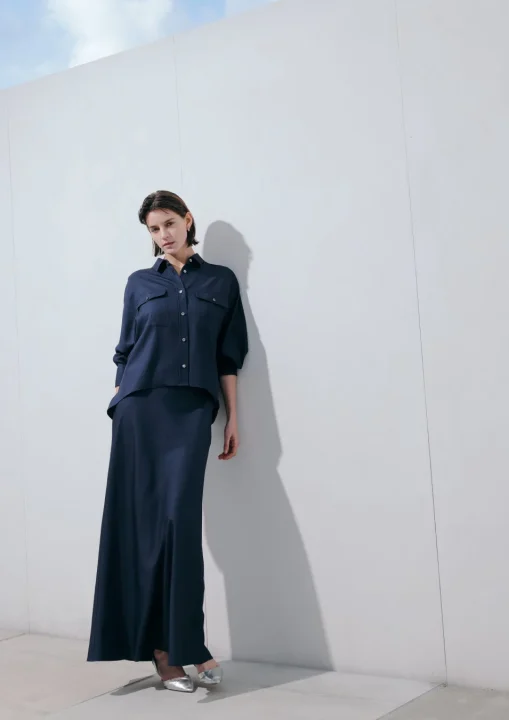 ネイビーのシャツとロングスカートのセットアップ