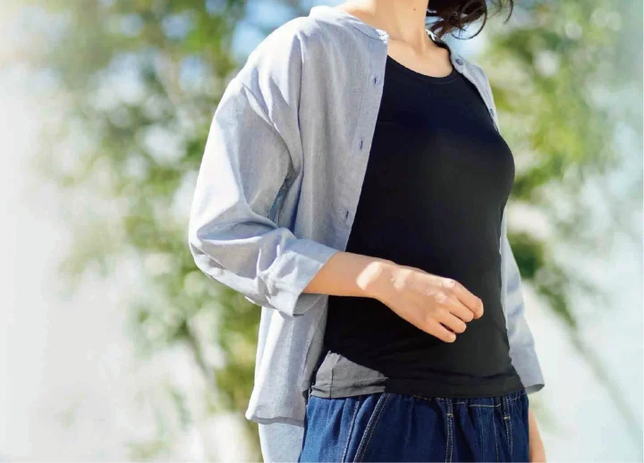 さらっとUVインナーを着用した女性