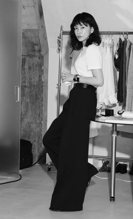 長谷川京子氏のモノクロ全身ポートレート
