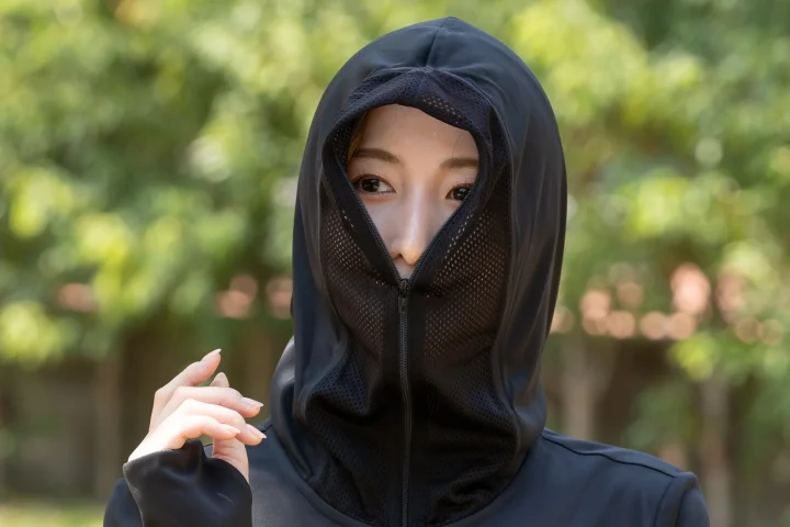 顔全体をカバーするパーカー