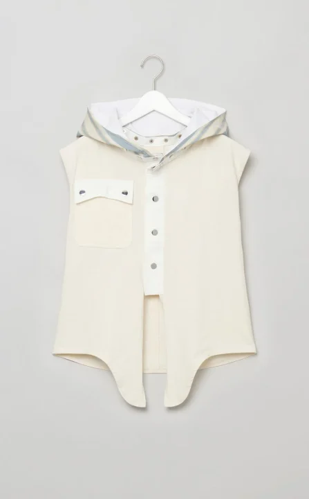 アイボリーのノースリーブフーディ