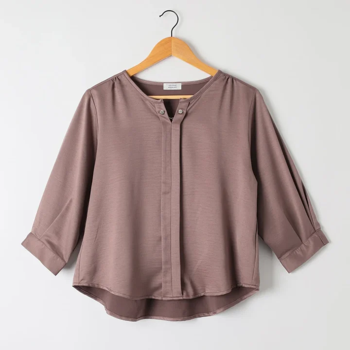 キーネックサテンブラウス（ウスチャ）