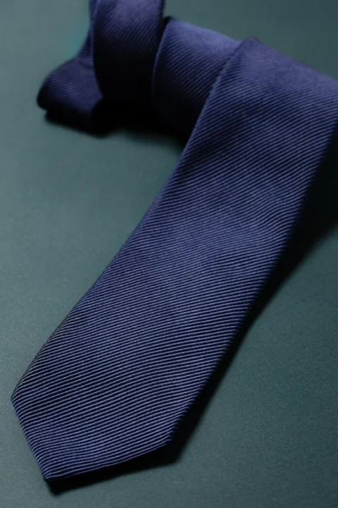 紺色のネクタイ
