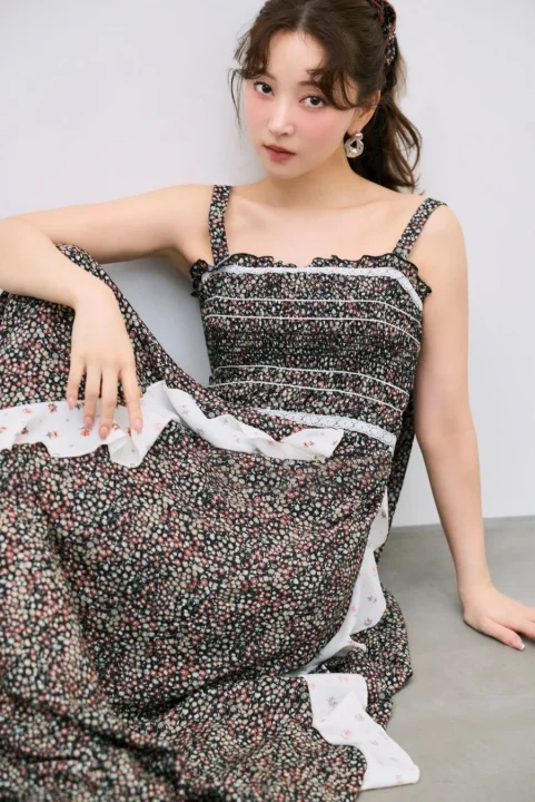 花柄ワンピース、座っている