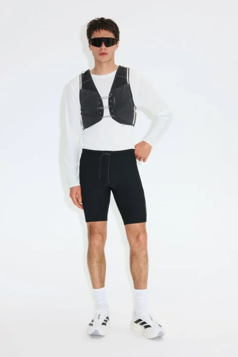 男性モデルのスポーツウェア