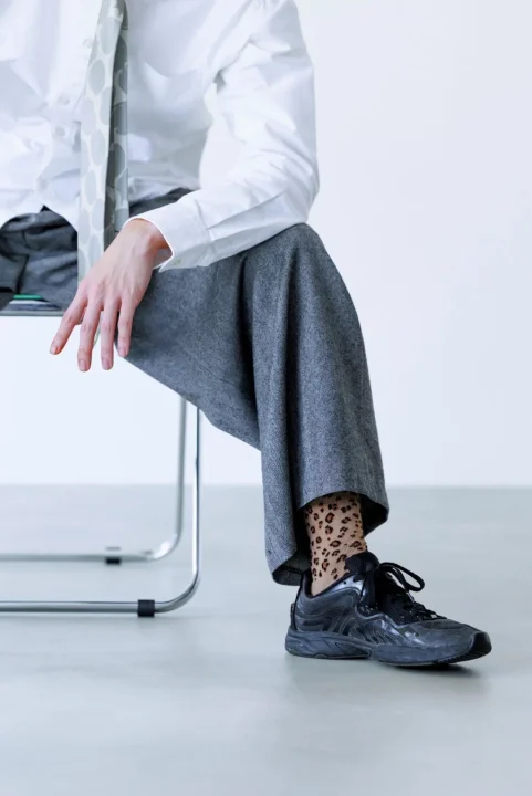 レオパード柄のソックスと黒いスニーカー、ワイドパンツ
