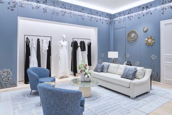 ブティック内装、ドレスとソファ
