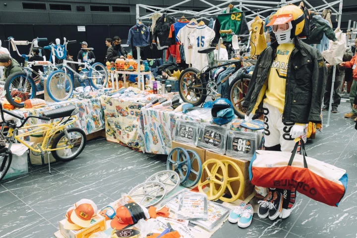 ヴィンテージBMX関連商品も並ぶ